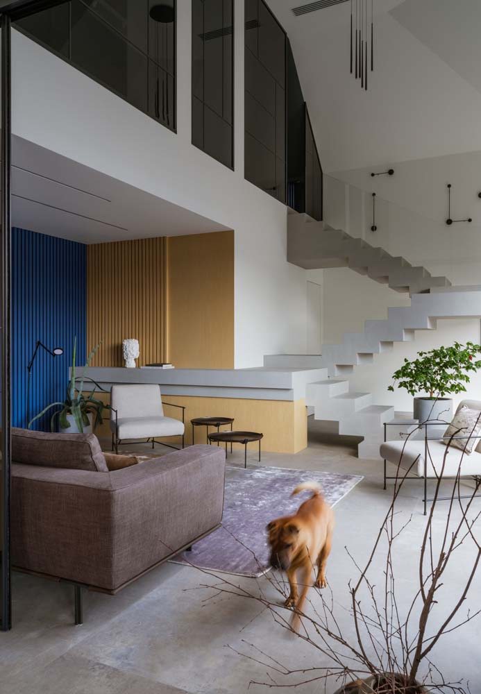 Modelo de escada minimalista na cor cinza sem corrimão para ambiente moderno.