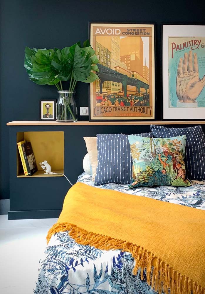Já este modelo e cabeceira com drywall comportou um criado-mudo embutido. Uma ideia diferente e ousada para o quarto de casal.