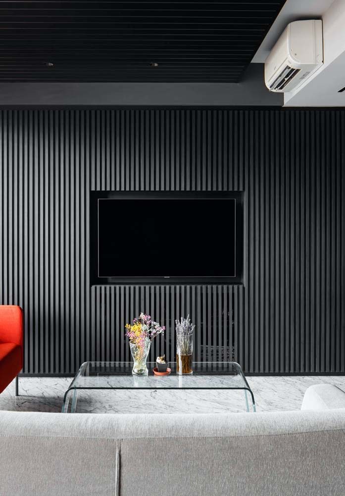 Modernidade e sofisticação na sala com parede ripada preta