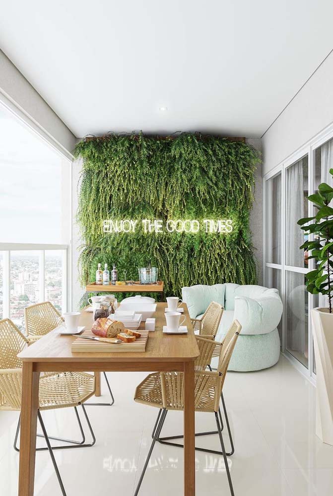 Uma parede verde pode ser tudo o que estava faltando no seu apartamento com varanda gourmet
