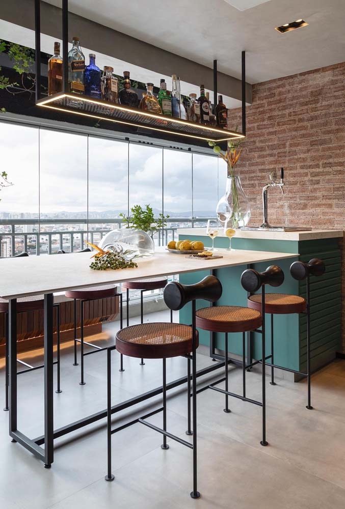 Para os fãs do estilo industrial, essa varanda gourmet de apartamento é perfeitinha!