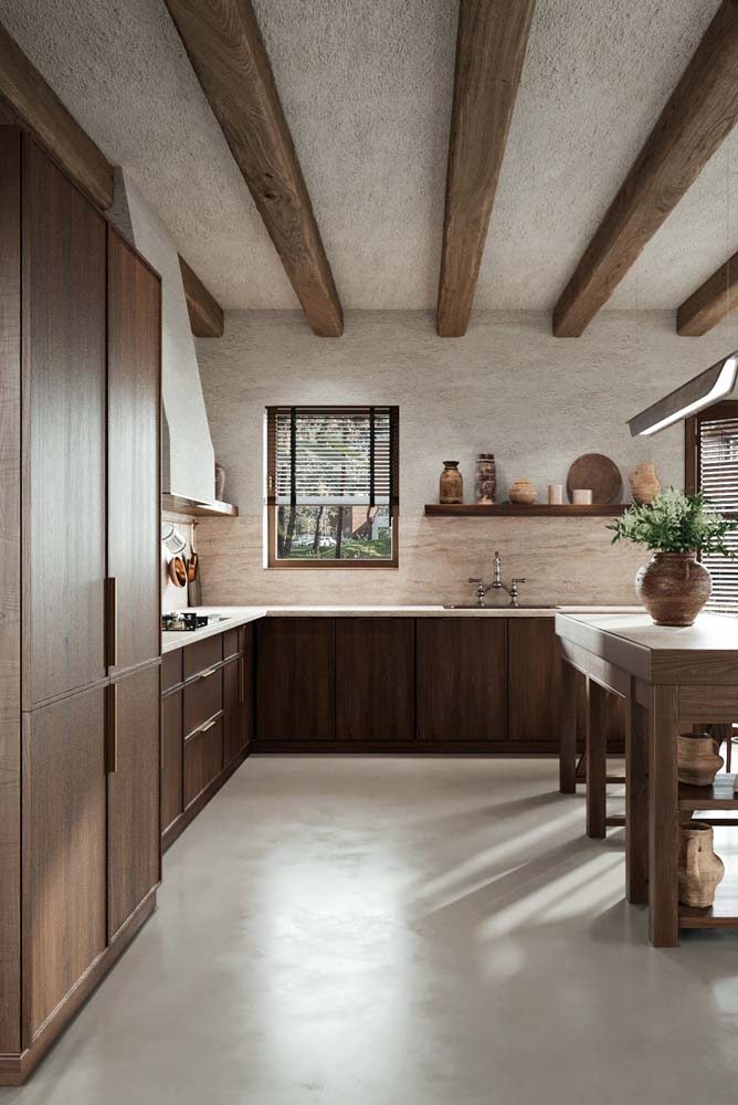 Cozinha rústica grande com ampla presenta da madeira mais escura nos móveis planejados