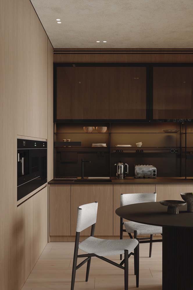 Linda cozinha minimalista moderna com ampla presença da madeira clara e tons mais escuros no armário planejado.