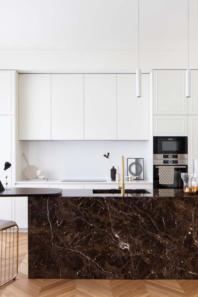 Cozinha marrom escura e branca: combinação super elegante em projeto moderno e minimalista.