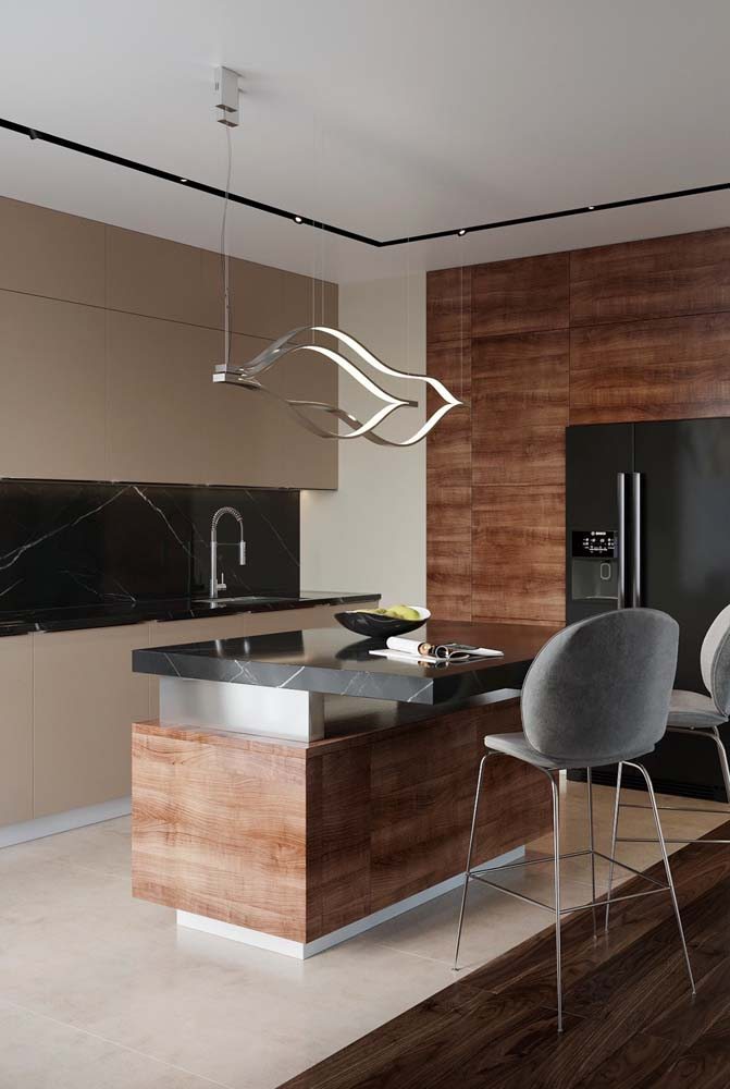 Modelo de cozinha com marrom escuro nos armários planejados e cor bege.