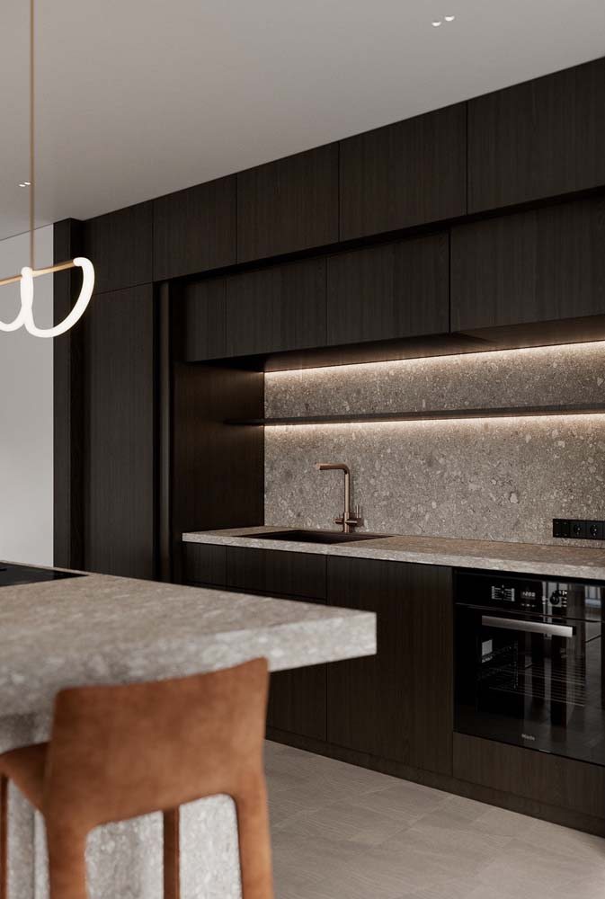 Marrom escuro e pedra cinza nesta cozinha planejada moderna e minimalista.