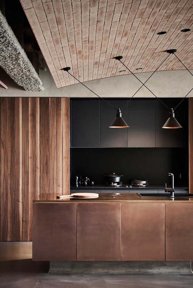 Modelo de cozinha planejada marrom minimalista em combinação com preto e madeira.