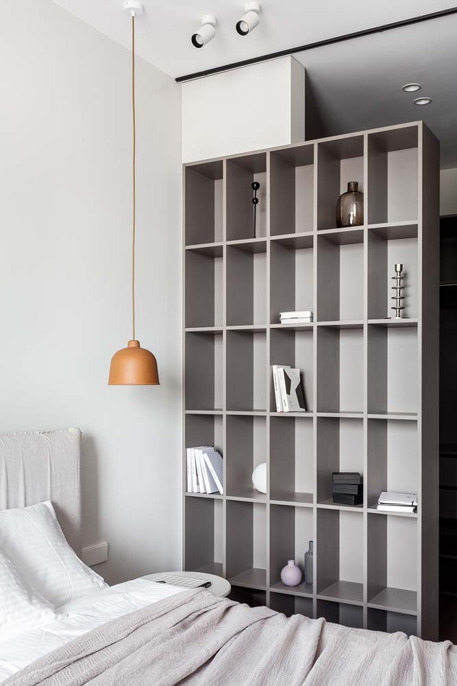 Modelo de quarto minimalista com tons de cinza claro com pintura branca.