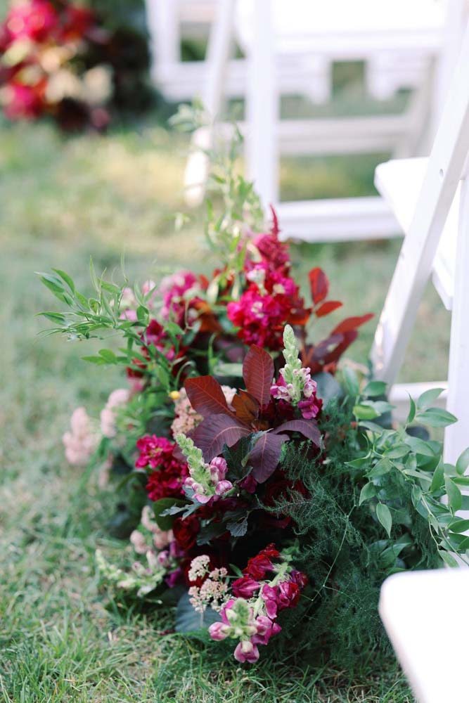 Existem folhagens marsala muito bonitas que você também pode usar na decoração do casamento