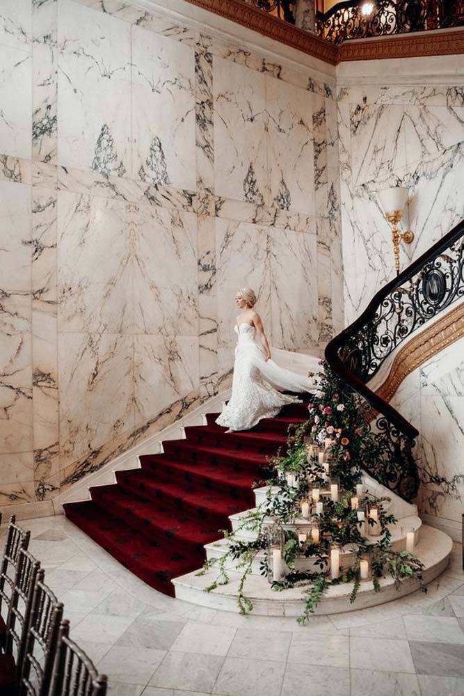 Um casamento marsala luxuoso com destaque para a escada revestida de marsala