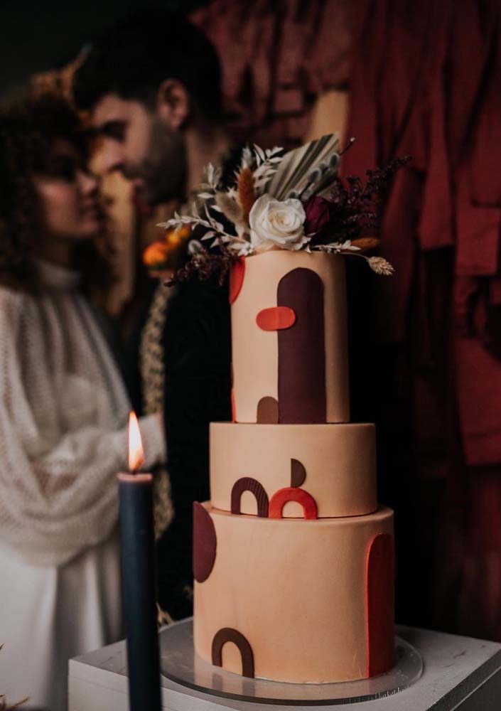 Uma ideia de bolo de casamento marsala moderno 
