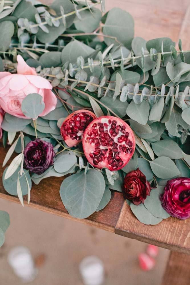 Use frutas e flores naturais para trazer a cor marsala para o casamento
