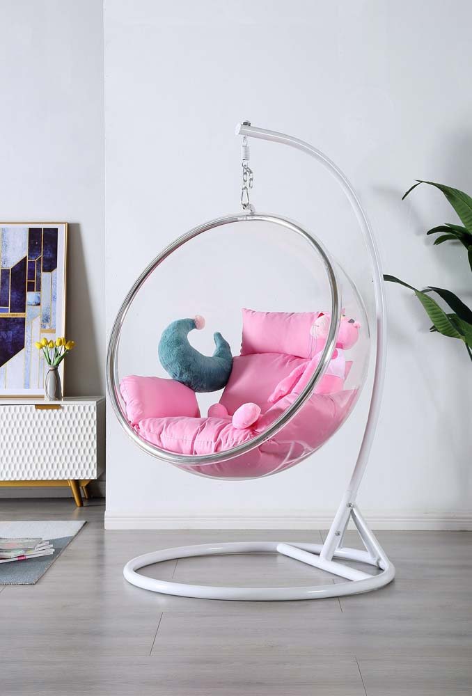 Poltrona bubble chair no suporte: a cor das almofadas dá o toque final na composição