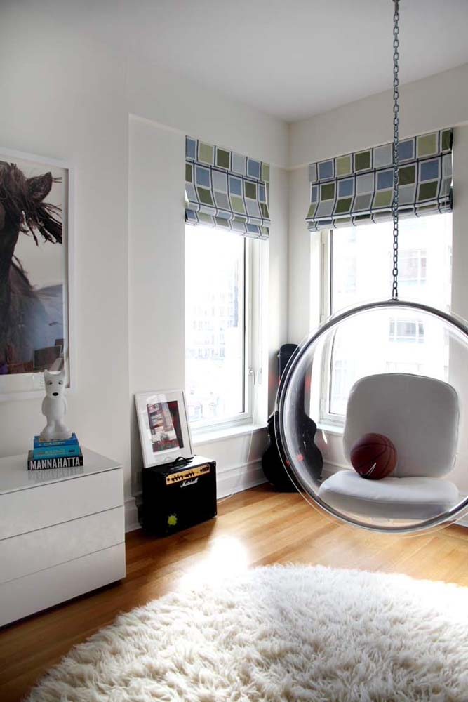 O tapete de pelúcia completa o conforto oferecido pela poltrona bubble chair