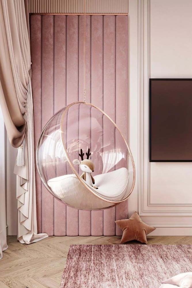 A bubble chair fica linda em quartos infantis