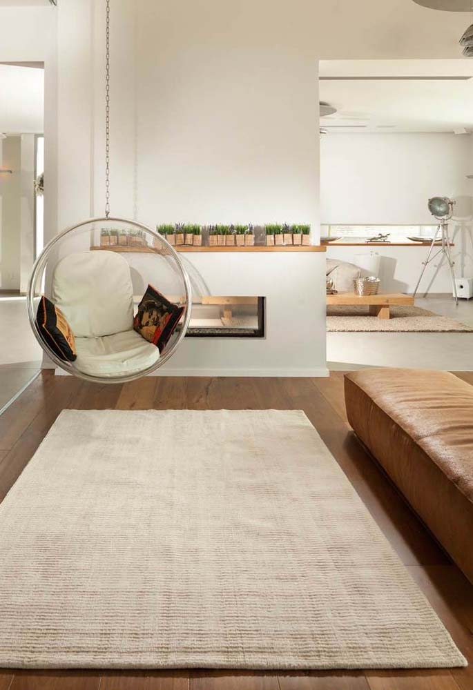 A sala de estar moderna acertou em cheio na escolha da bubble chair