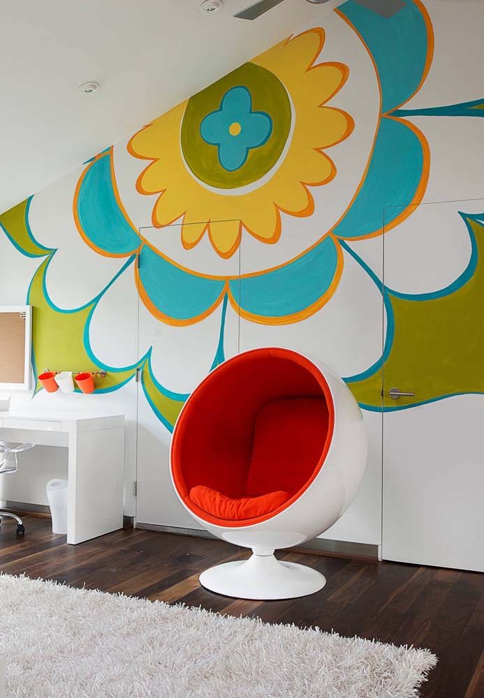 Para combinar com a parede alegre e colorida uma bubble chair vermelha 