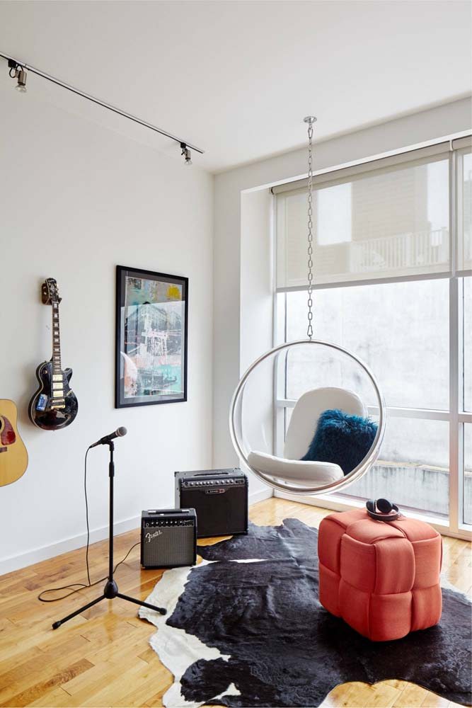 Inspiração de estúdio musical com a bubble chair como protagonista