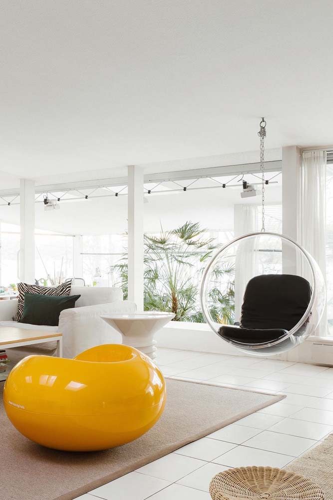 Na sala de estar, a cadeira bubble chair inspira design e sofisticação