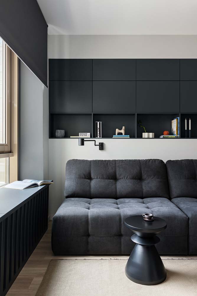 Olha o charme dessa sala planejada pequena com sofá preto