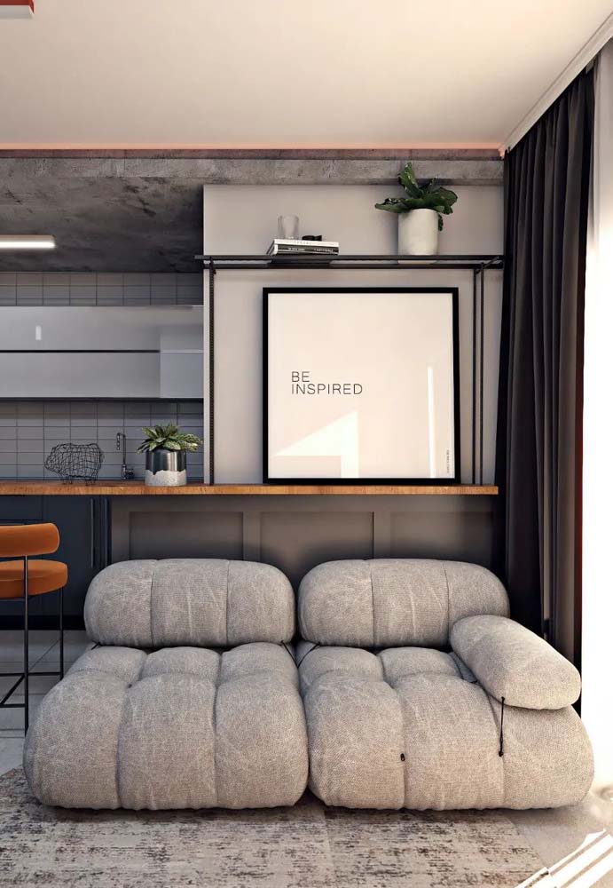 Um sofá com design diferenciado garante um visual e tanto para sala