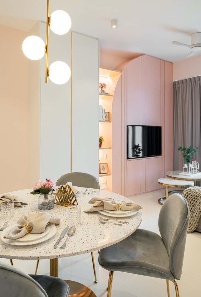 Uma ideia de sala planejada pequena com mesa de jantar em estilo romântico e bem feminino