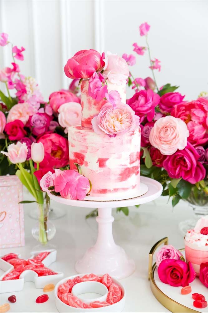 O bolo pode até ser simples, mas as flores mudam tudo ao redor!