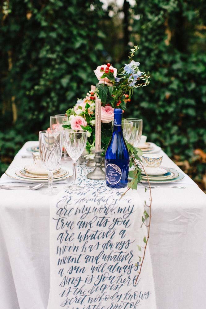 Olha que ideia legal: o casal pode usar a letra de uma música ou poema para estampar a toalha de mesa