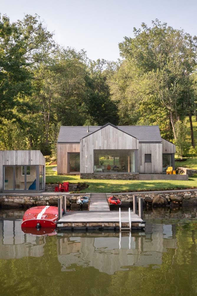 Uma casa na beira do lago não precisa de muito para ficar incrível 