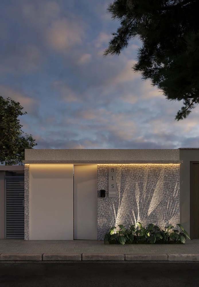 Fachada de casa simples com portão: ilumine para trazer conforto e segurança