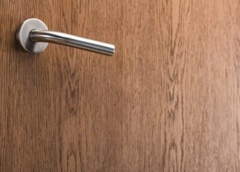 Como limpar porta de madeira: passo a passo fácil e simplificado