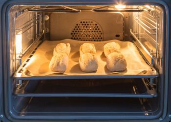 Como usar papel manteiga: veja diferentes usos que você nem sabia