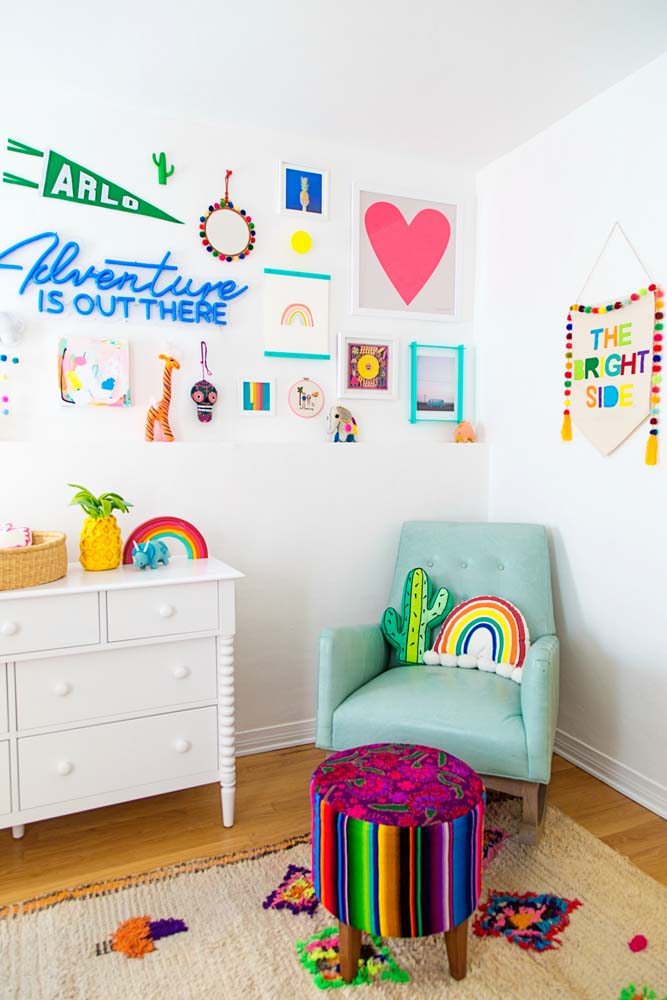 Quarto moderno e divertido, cheio de cores através dos objetos decorativos, com cômoda infantil branca.