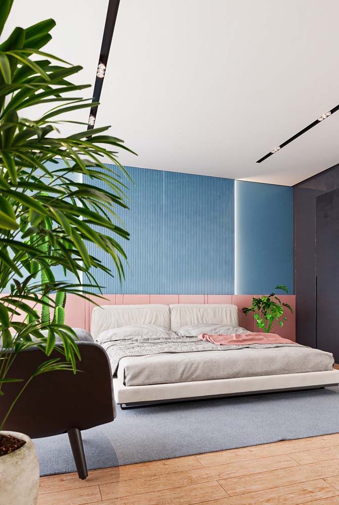 Paz, equilíbrio e bem estar na combinação de azul claro na parede com iluminação de LED, plantinhas e acabamento rosa na parede da cabeceira.