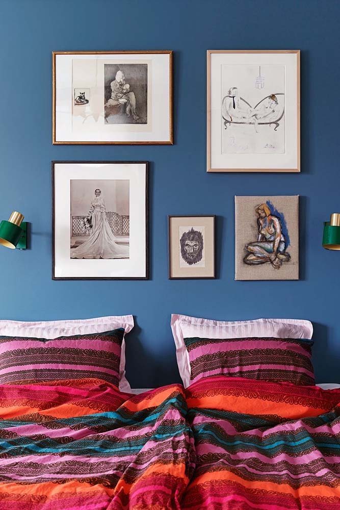 Serenidade e conforto no quarto de casal com pintura azul na parede.