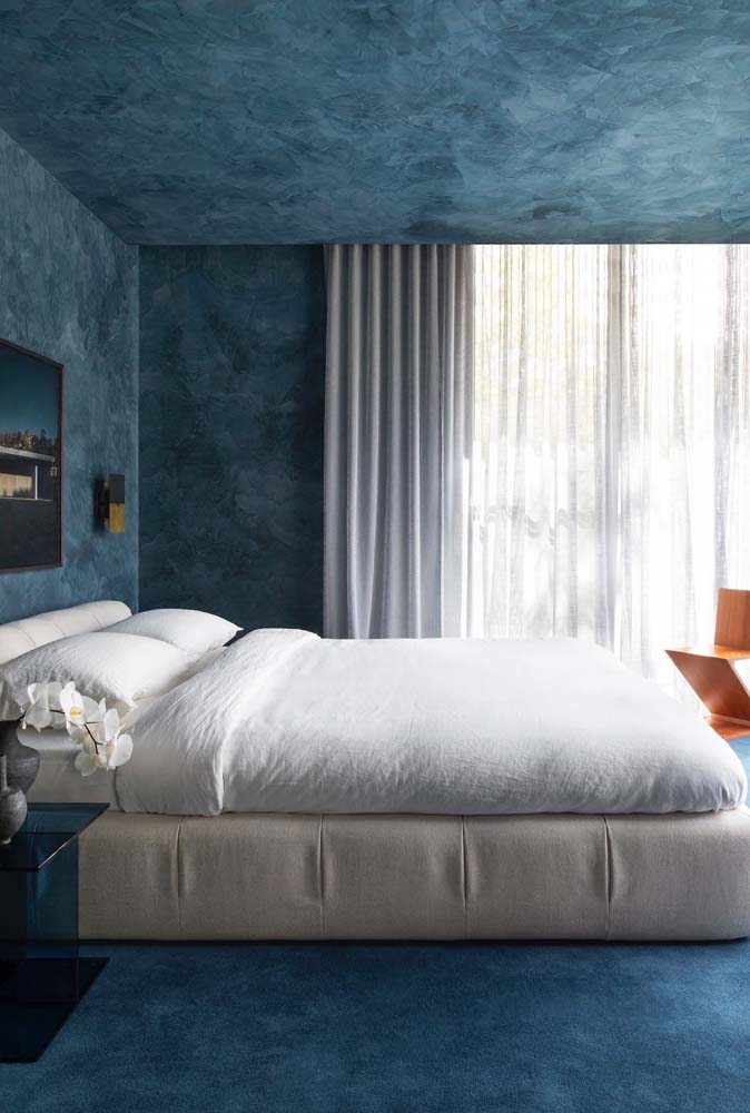 Uma imensidão da cor azul dentro do quarto de casal: do piso ao teto.
