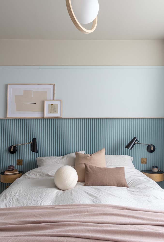 A magia do azul das paredes: aqui em duas tonalidades no quarto de casal.