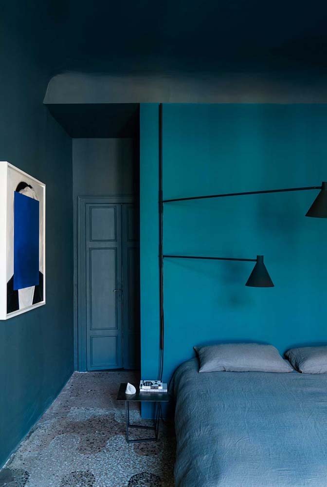 Tranquilidade, conforto e serenidade se unem neste quarto com ampla presença da cor azul.