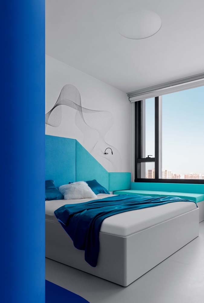 Degradê de diferentes tonalidades de azul na decoração do quarto de casal.