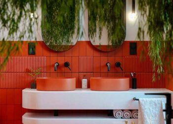 Banheiros vermelhos: como decorar e 60 projetos para se inspirar