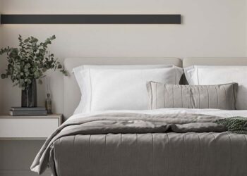 Mesa de cabeceira pequena: 50 modelos para decorar seu quarto