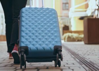 Como limpar mala de viagem: veja dicas por dentro e por fora