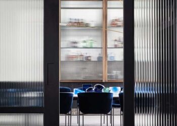 Cristaleira de madeira: tipos, dicas e 50 ideias para inserir na décor