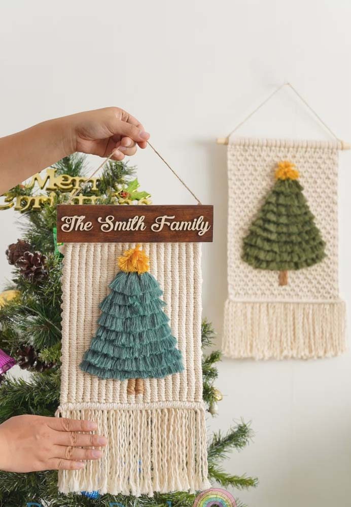 Enfeite natalino para porta: um mini painel personalizado com o nome da família.