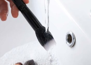 Como limpar pincel de maquiagem: técnicas e dicas de especialistas