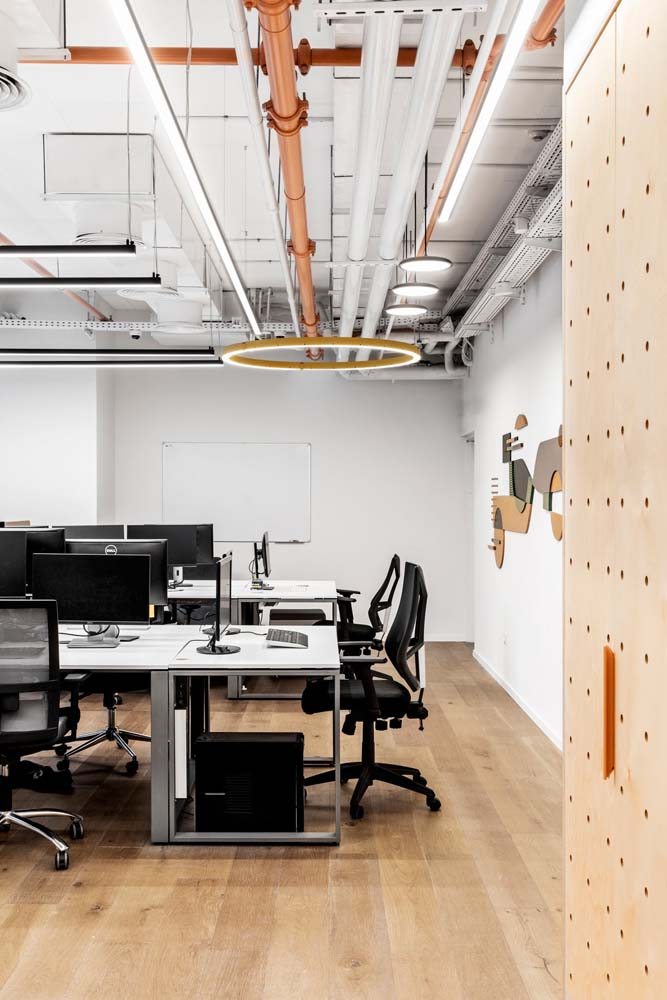 O projeto de iluminação é essencial em todo escritório corporativo.