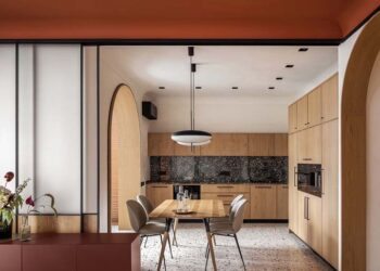 Cores que combinam com vermelho: quais são e como acertar na décor?