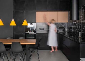 Cozinha planejada preta: projetos incríveis para se inspirar