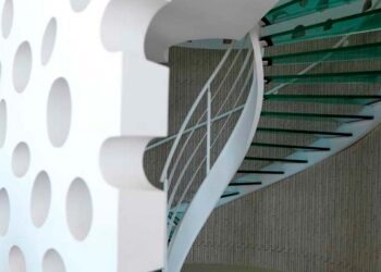 Escada de vidro: tipos, como limpar, dicas e 50 lindos projetos