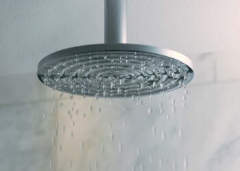 Chuveiro pingando: causas comuns, como consertar e manutenção